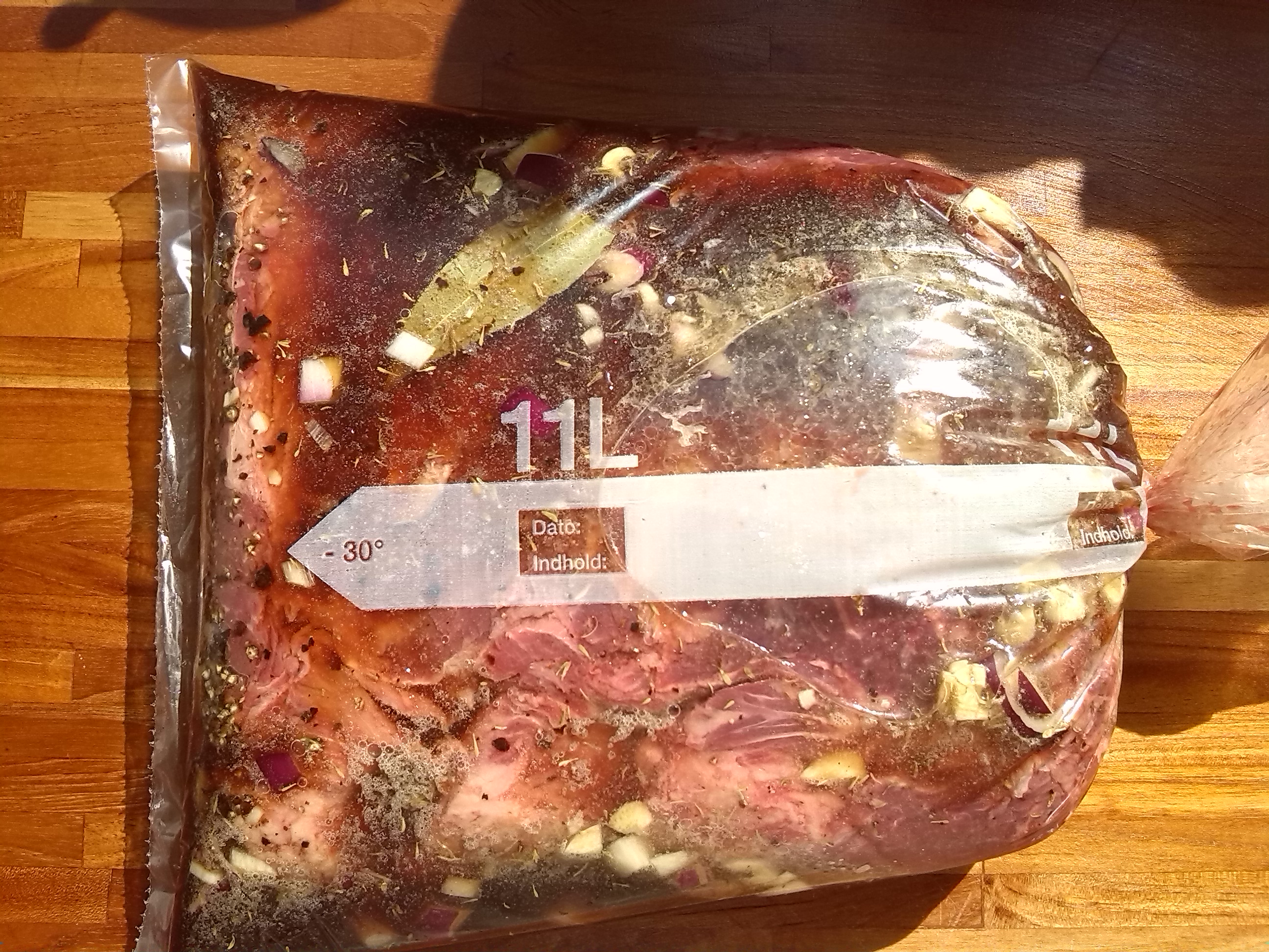Tyndsteg marineret i brown ale, honing, laurbærblade, hvidløg og peber. 