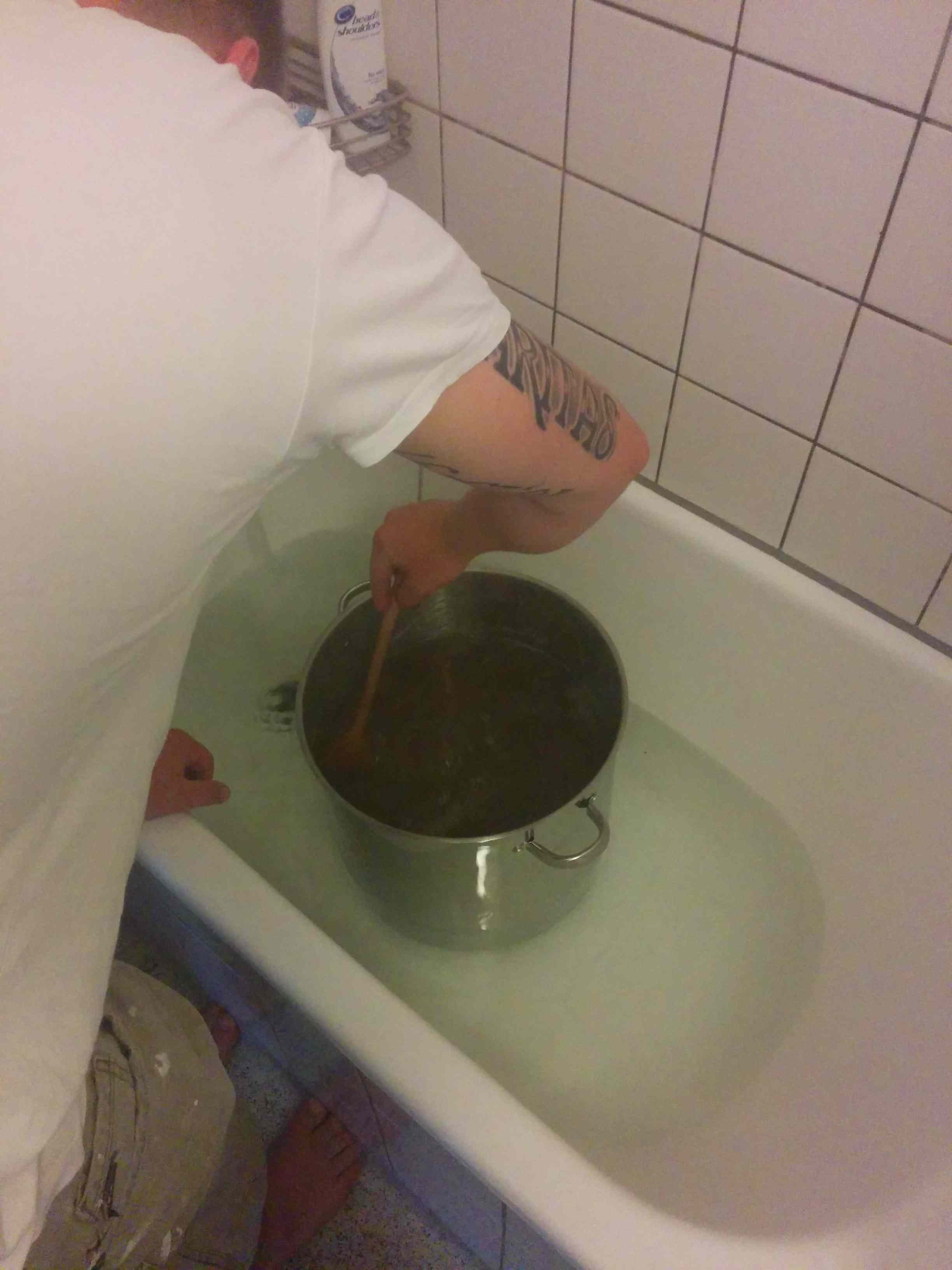 Gryden sættes i vandbad i badekarret